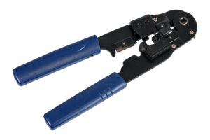 לוחץ RJ45 קפיצי תוצרת טאיוואן, דגם 13404: ידיות כחולות פתוחות, מבט באלכסון על הצד עם מגן הלהבים