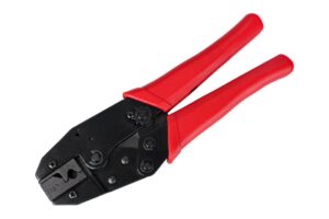 לוחץ ראצ'ט RJ45 לכבל CAT7, דגם 13438: סגור, מבט באלכסון על הגוף השחור ושתי הידיות האדומות