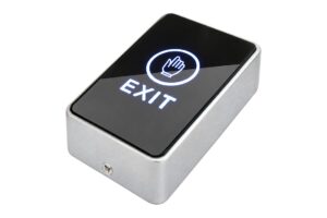 לחצן מגע מלבני שחור מעל הטיח, דגם 14755: EXIT וסמל יד בעיגול מוארים, גוף כסוף ובורג בצד הקצר התחתון