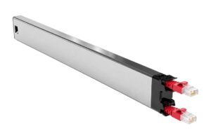 קסטת PATCHBOX קצרה CAT6A STP דגם 14933 עם כבל אדום: מבט באלכסון, שני תקעי RJ45 בחזית