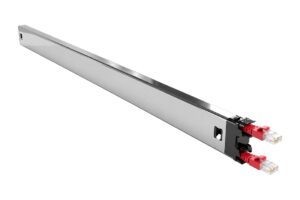 קסטת PATCHBOX CAT6A UTP ארוכה, דגם 14934RED: מבט באלכסון, הכבל האדום אסוף ושני תקעי RJ45 בחזית