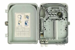 ארונית אופטית 24 SC דגם 20112 פתוחה מלמעלה: תווית הניתוב במכסה, המגש הפנימי, 2 גלנדים ו-3 יציאות כבל