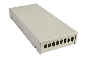 ארונית אופטית 8 SC/ST אפורה, סגורה, מבט בזווית: המכסה והדופן עם שורת 8 הפתחים – דגם 20117
