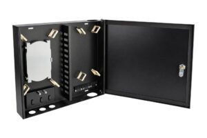 ארונית אופטית 12 SC/ST/FC שחורה, דלת פתוחה: מגש היתוך סגור, פס 12 פתחים ומובילי סיב – דגם 20118