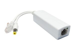 חולץ PoE 12V דגם 08052 (10/100Mbps): מארז לבן באלכסון מצד שקע ה-RJ45, עם תקע RJ45 ותקע DC על כבלים
