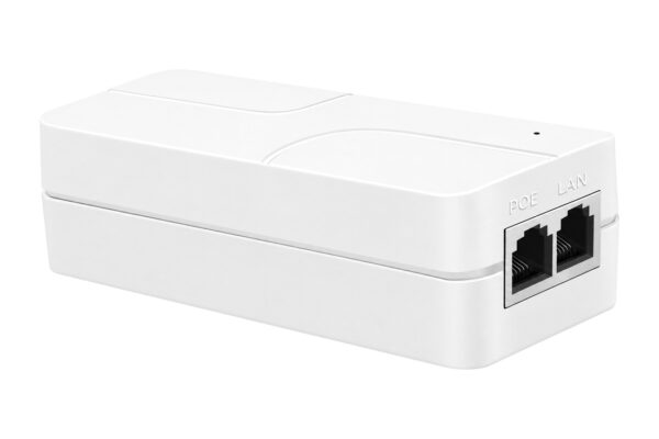 מזרק PoE 2.5G, דגם 38037 בהספק 30W: מבט באלכסון על הגוף הלבן, שקעי POE ו-LAN ונורית חיווי אחת