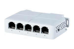 מפצל PoE 1 ל-4 דגם 82020H במבט זוויתי: חמישה שקעי RJ45 שחורים, פורט 1 PoE IN ופורטים 2-5 PoE OUT