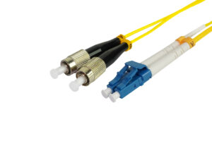 מגשר אופטי LC-FC סינגלמוד (SM) – קצה מחבר LC כחול מול קצה מחבר FC מוברג, ליטוש UPC