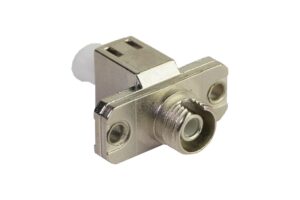 מתאם אופטי בודד LC-FC כולל אוזניים, מבט אלכסוני על שקע ה-FC המוברג לצד שקע LC