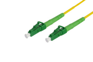 מגשר אופטי LC-LC APC סינגלמוד – שני מחברי LC ירוקים מלוטשים בזווית על סיב Simplex צהוב