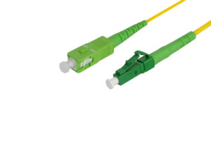 מגשר אופטי LC-SC APC סינגלמוד – קצה SC וקצה LC ירוקים מלוטשים בזווית, על כבל סיב צהוב