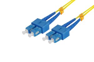 מגשר אופטי SC-SC סינגלמוד (SM), תקע UPC כחול בשני הקצוות