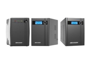 משפחת אלפסקי Hikvision DS-UPS 600VA עד 3000VA - דגם קומפקטי ושני דגמי מגדל עם צג LCD